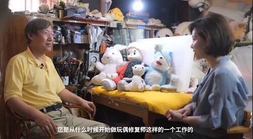【汽車之家】75歲老人修復近千只玩偶